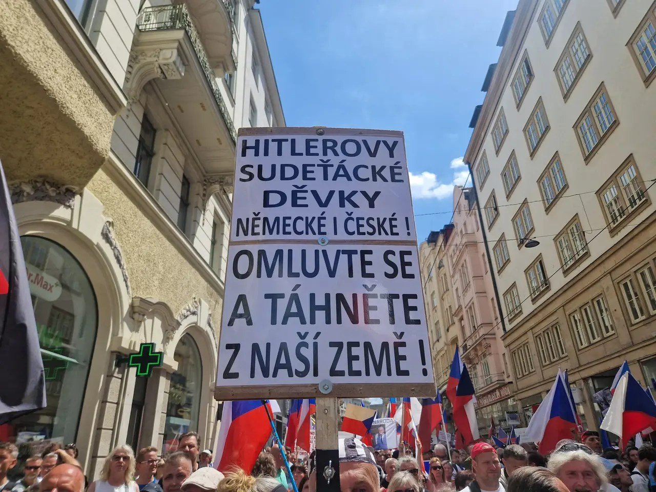 Omluvte se a táhněte z naší země