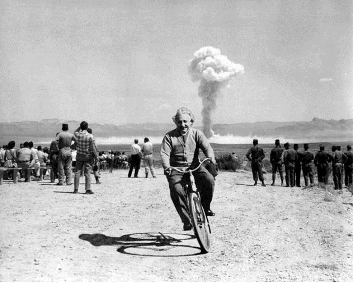 Albert Einstein ujíždí od atomové bomby
